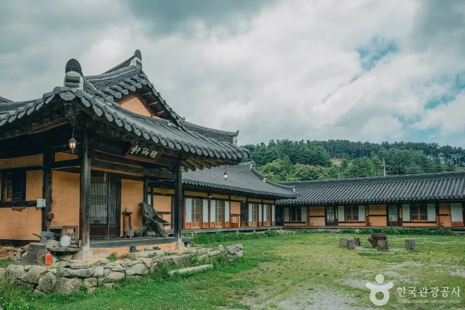 Chi-Ong Art Center (취옹예술관)