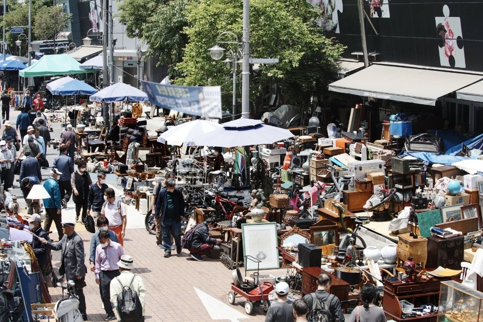 Seoul Folk Flea Market (서울풍물시장)