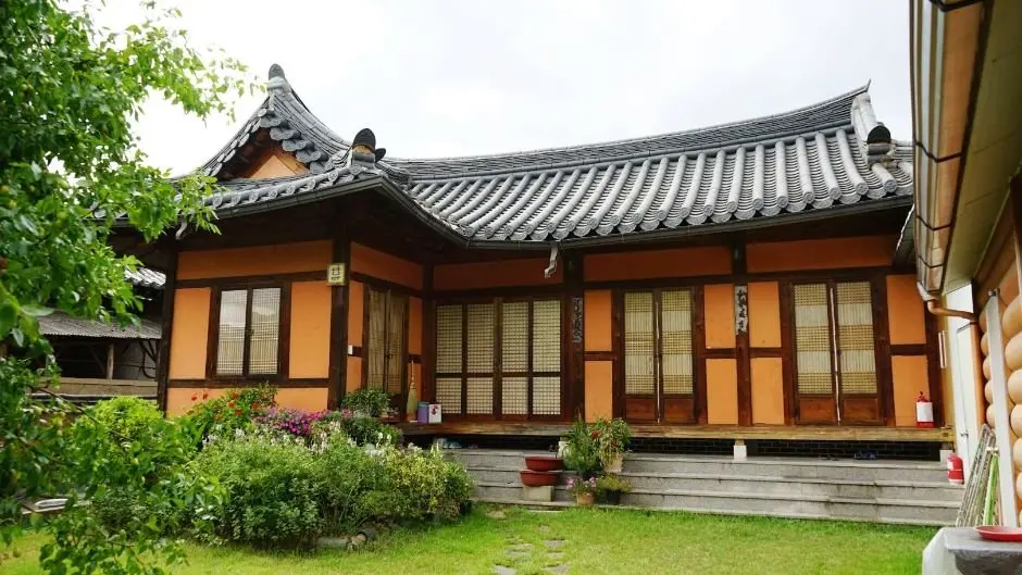 Hadongdaek House (하동댁)