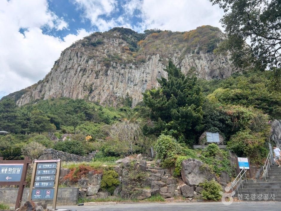 Sanbanggulsa Grotto (산방굴사(제주))